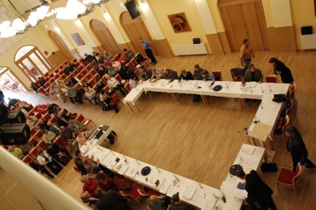 Kvůli velkému zájmu občanů o projednávaný bod – bezpečnost města se zasedání rumburských zastupitelů mimořádně konalo ve velkém sále Domu kultury Střelnice Rumburk. Foto: md Kvůli velkému zájmu občanů o projednávaný bod – bezpečnost města se zasedání rumburských zastupitelů mimořádně konalo ve velkém sále Domu kultury Střelnice Rumburk. Foto: md