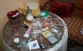Deprimující pohled na noční stolek drogově závislého – poslední pohled před usnutím, první po probuzení. Foto: gdo