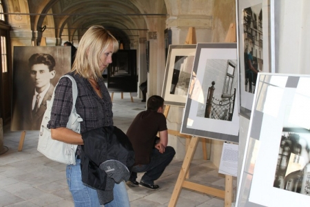 Výstava o cestovatelské minulosti Franze Kafky v ambitu rumburské Lorety potrvá do 25. října. Foto: Klára Mágrová Výstava o cestovatelské minulosti Franze Kafky v ambitu rumburské Lorety potrvá do 25. října. Foto: Klára Mágrová
